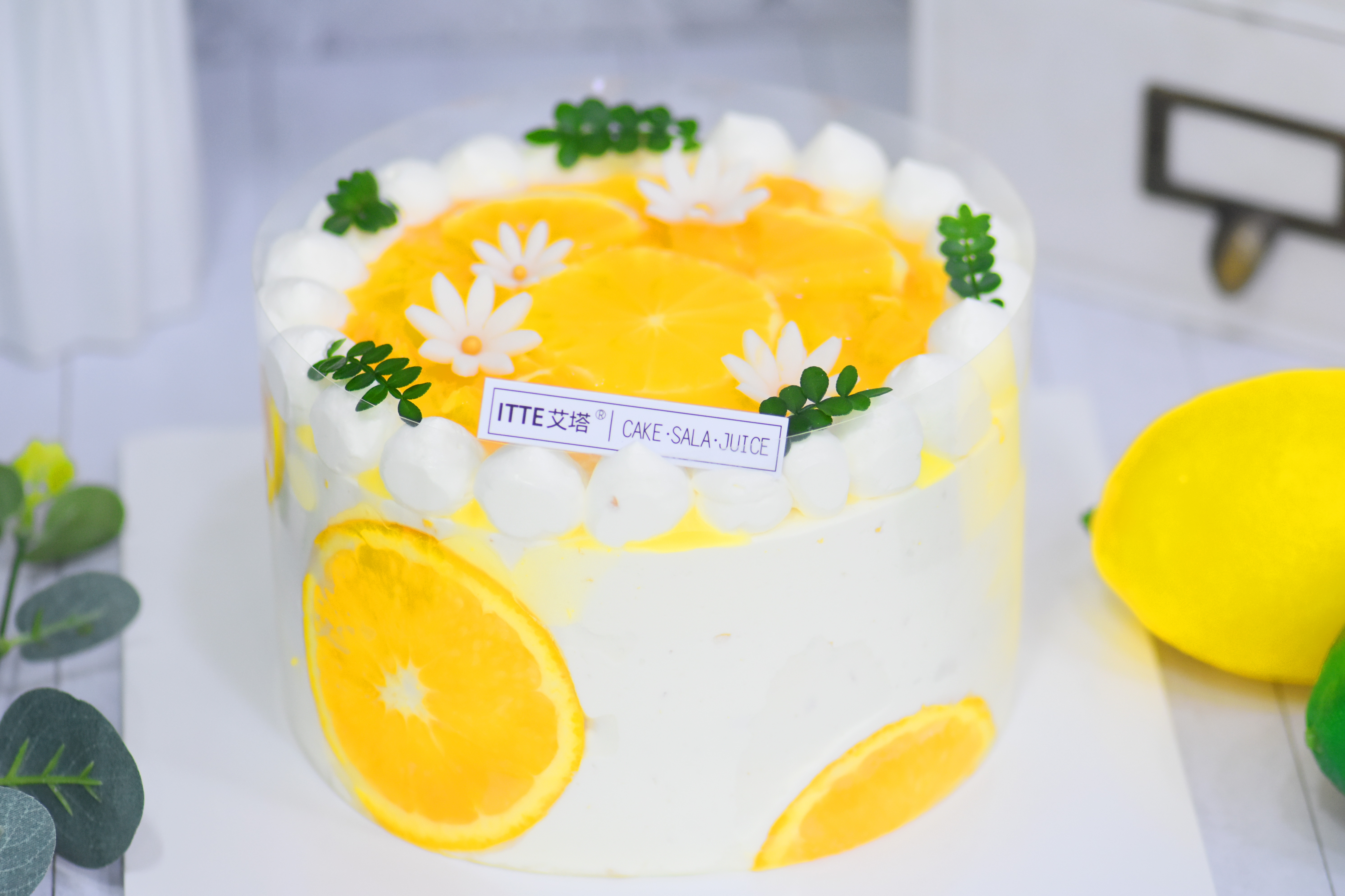 【鲜橙柠檬脆脆】动物奶油，柠檬、鲜橙；糯米蛋糕胚；本以为只是酸甜的组合，没想到这么好吃，快来尝尝吧，满满的维C~