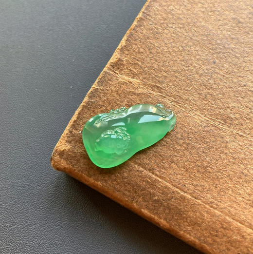 玻璃种阳绿翡翠福袋呱呱来财 商品图2