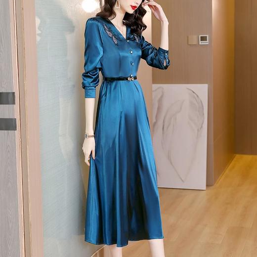 NYL62730 重工刺绣醋酸缎面连衣裙女2022秋季新款时尚洋气V领拼接显瘦遮肚 商品图3