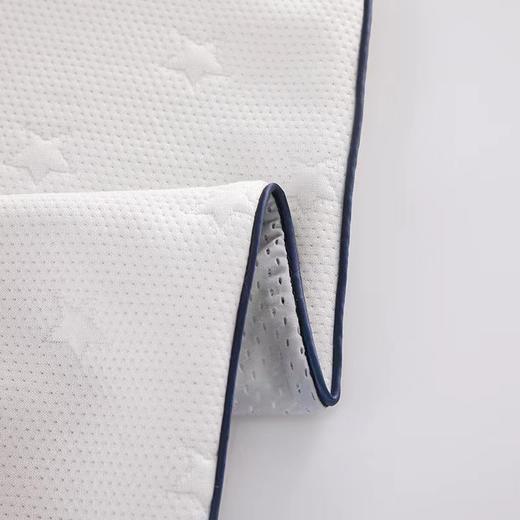 10楼梦洁 宝贝  枕芯 白小胖抗菌软心记忆枕  吊牌价398-598元/只  活动价199-299元/只 商品图3