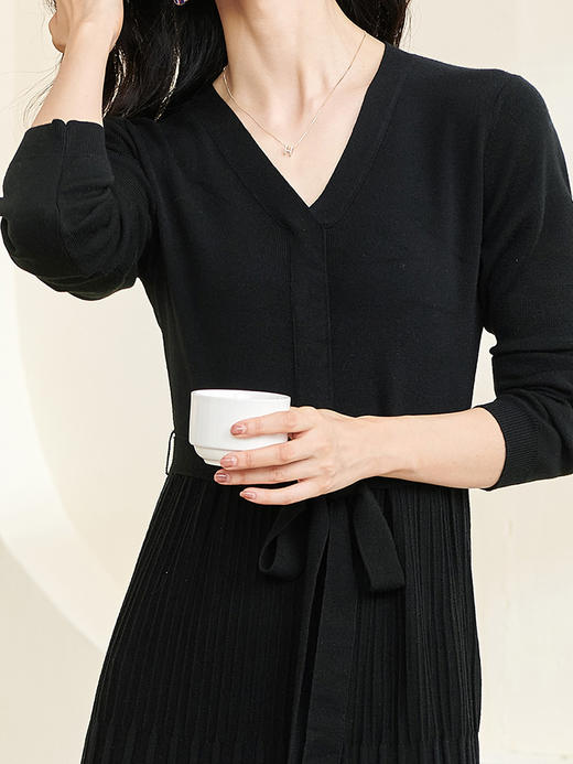 剩S/M/L/XL 米思阳2026春冬知性优雅V领长袖连衣裙黑色针织中长裙子3199 商品图4