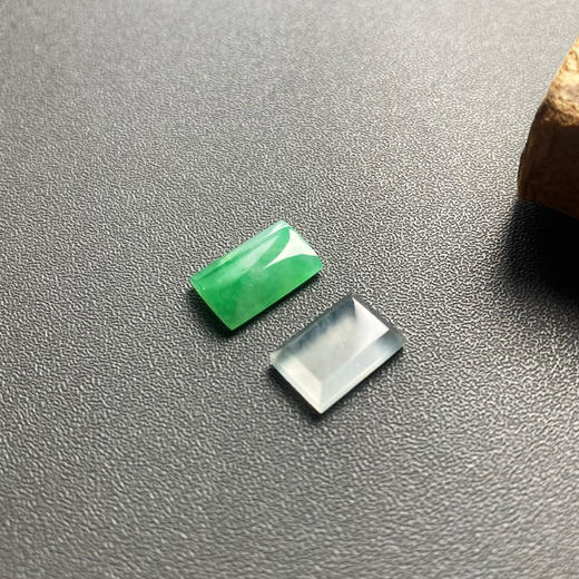 玻璃种和阳绿翡翠无事牌戒面 商品图0