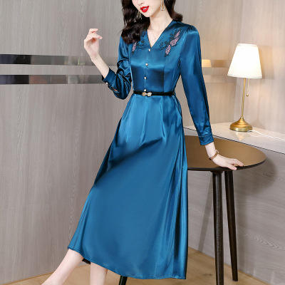 NYL62730 重工刺绣醋酸缎面连衣裙女2022秋季新款时尚洋气V领拼接显瘦遮肚 商品图1