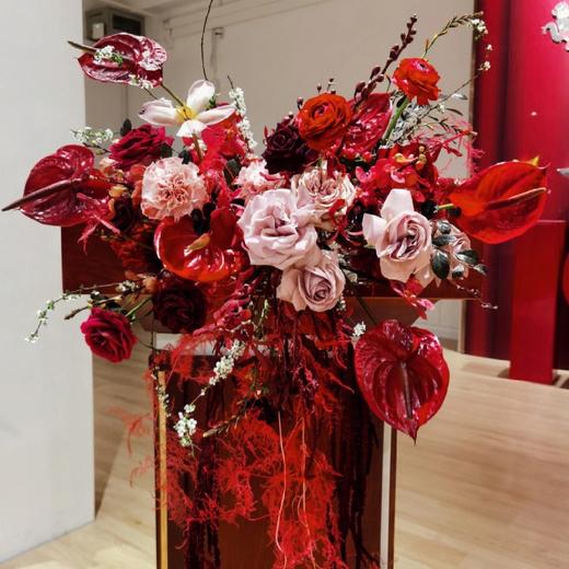 高级年会红色系讲台插花 商品图0