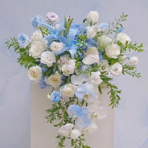 百合，蝴蝶兰蓝色系讲台插花 商品图1