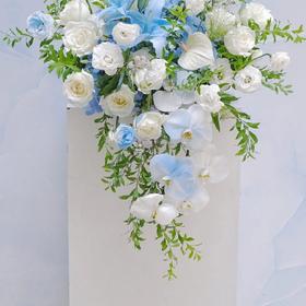 百合，蝴蝶兰蓝色系讲台插花