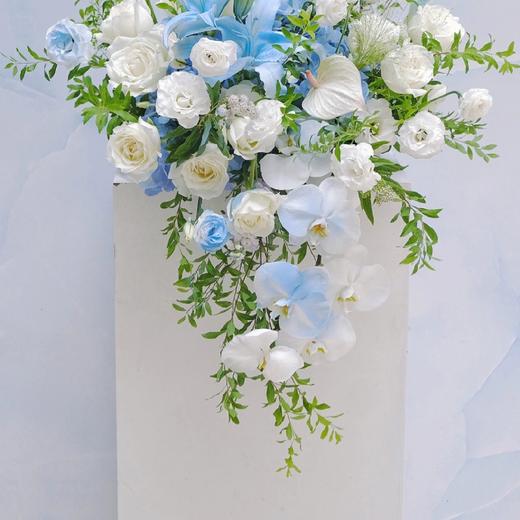 百合，蝴蝶兰蓝色系讲台插花 商品图0