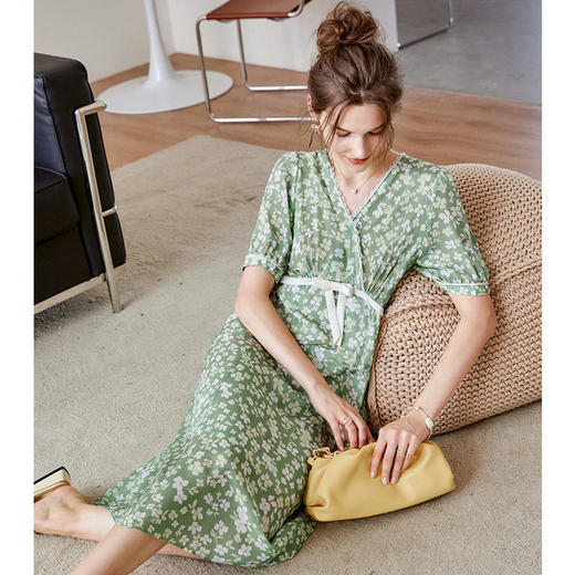 欧芮儿碎花雪纺连衣裙2021新夏收腰显瘦气质V领蝴蝶结法式绿色裙 商品图4