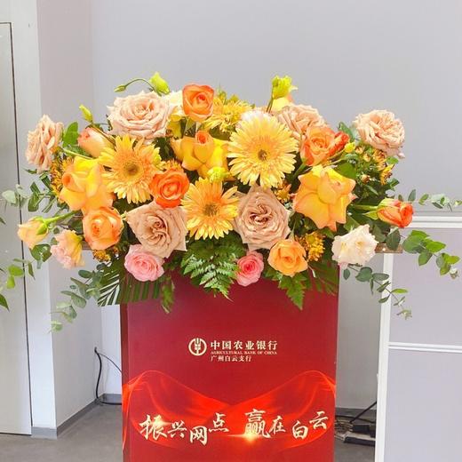 浅黄色讲台插花 商品图0