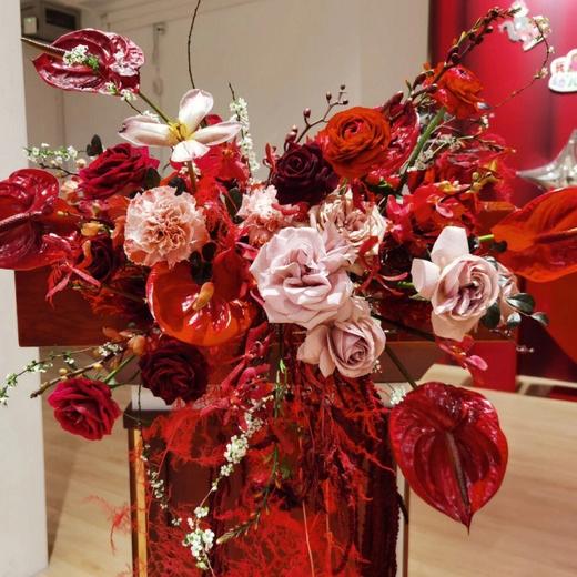 高级年会红色系讲台插花 商品图1