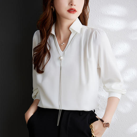 XZ-Q6695设计感项链V领丝绸缎面长袖衬衫女初秋气质真丝打底白衬衫上衣 商品图5