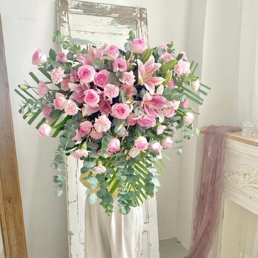 粉玫瑰粉百合讲台插花 商品图0