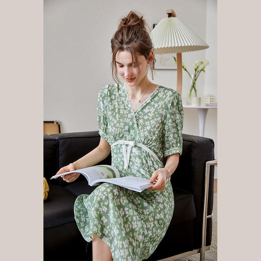 欧芮儿碎花雪纺连衣裙2021新夏收腰显瘦气质V领蝴蝶结法式绿色裙 商品图2