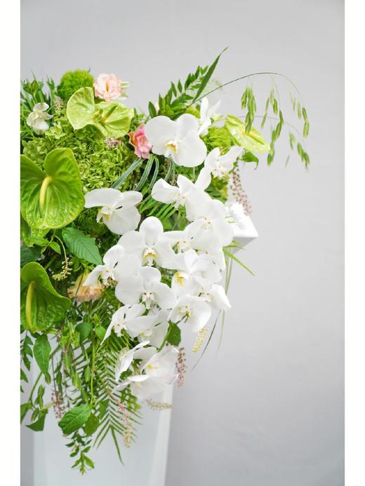 《生命力》高级白绿色讲台插花 商品图1