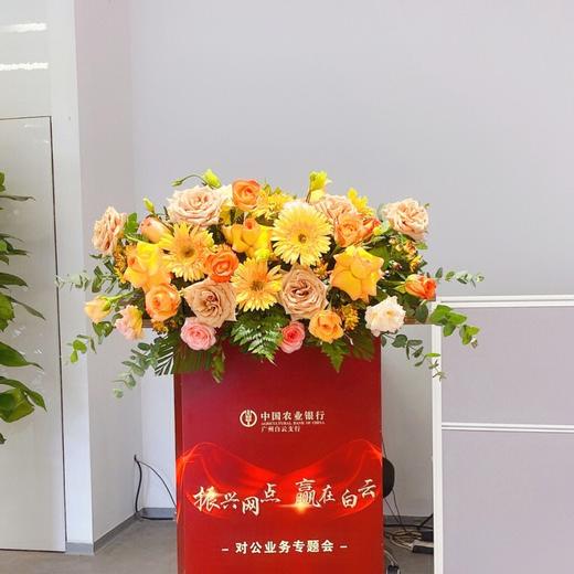 浅黄色讲台插花 商品图1