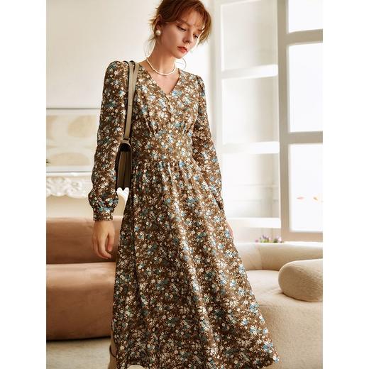 欧芮儿碎花连衣裙女冬季2025年新款收腰显瘦法式复古V领中长a字裙 商品图1