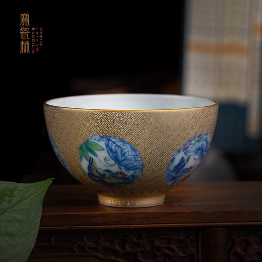 青花斗彩团蝶描金鸡心杯 商品图0