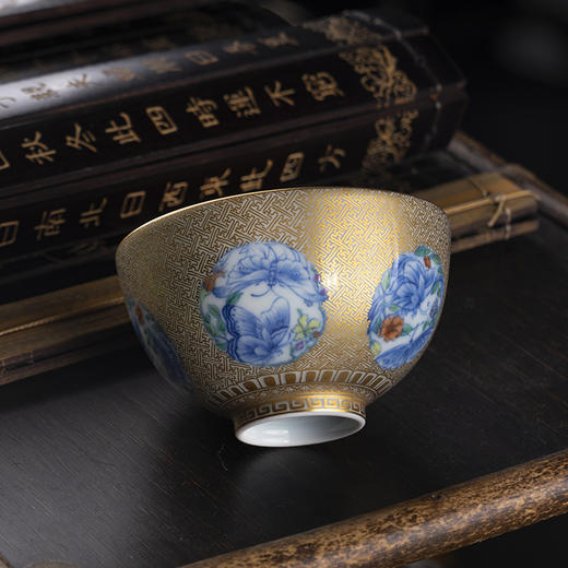 青花斗彩团蝶描金鸡心杯 商品图1