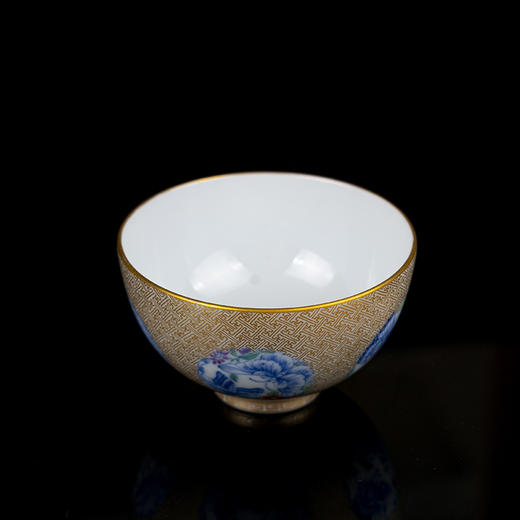 青花斗彩团蝶描金鸡心杯 商品图2