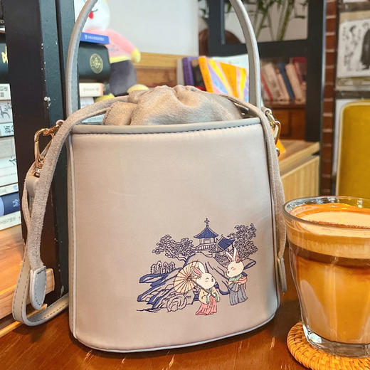 【采购专享】游园兔 水桶包斜挎包 商品图0