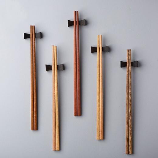 【超值礼盒装❗️五木五色实木筷】一人一色，健康分餐，防滑易夹，不易变形，一冲即净，健康卫生，大人儿童餐具一人一筷子鸡翅木伴手礼新年礼盒年货礼盒 商品图3