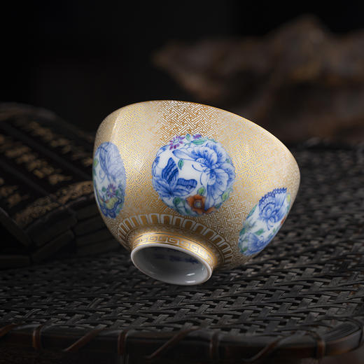 青花斗彩团蝶描金鸡心杯 商品图3
