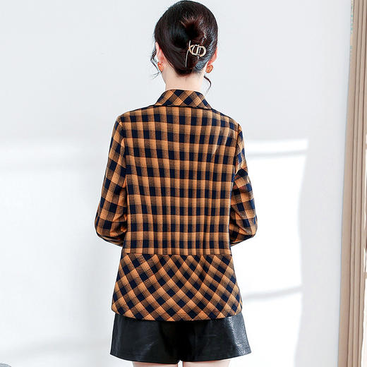 WE HSY-I22C226 女装短款外套2022秋新款时尚气质休闲格子衬衫单排扣衬衣长袖上衣 商品图2