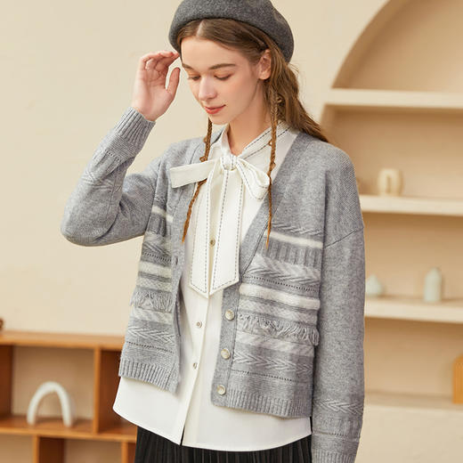 Famecoco范可儿V领流苏针织开衫女冬季宽松慵懒加厚羊毛毛衣外套F228DE006 商品图4