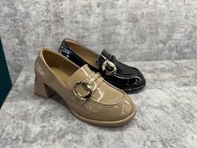 IUIU 22年秋冬新款圆头粗高跟漆皮乐福鞋 U22CM37631