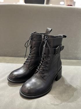 IUIU 时尚高跟绑带马丁靴 U21DS44641