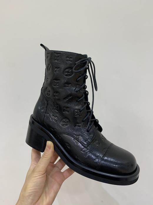 IUIU 冬季时尚老花压纹马丁靴粗跟短靴 U21DS44631 商品图0