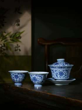 柴窑缠枝莲花口盖碗茶套