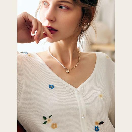 欧芮儿V领刺绣针织衫女夏季2022新款气质泡泡袖冰爽薄款白色上衣 商品图0