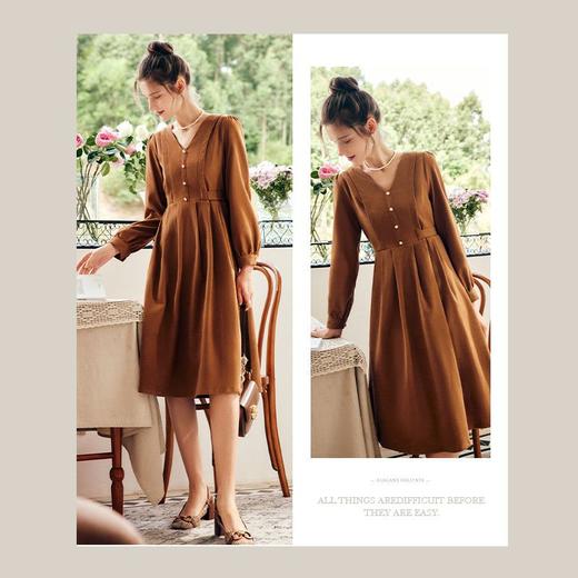 欧芮儿法式驼色长袖连衣裙女秋季2022新款复古v领A字大摆裙 商品图0