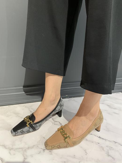 IUIU 时尚老花方头中跟乐福鞋 U21CE34591 商品图3