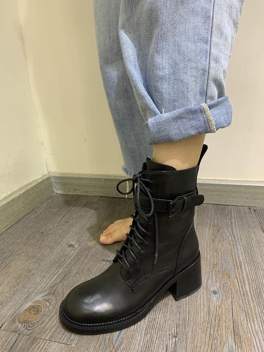 IUIU 时尚高跟绑带马丁靴 U21DS44641 商品图3