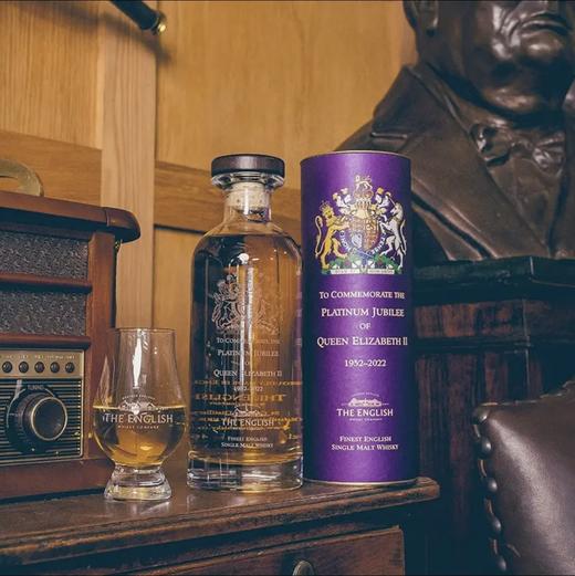 【70周年限量版】THE ENGLISH 英格诗 本源单一麦芽威士忌 英国原装进口洋酒 苏格兰纯麦威士忌  女王白金禧年双杯限量版礼盒700ml 商品图3