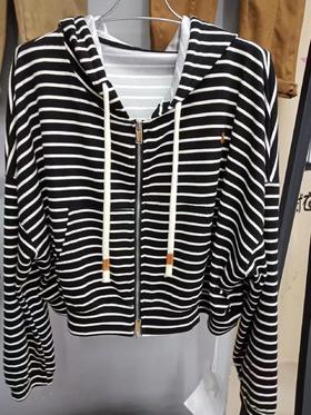 简约休组多彩开衫