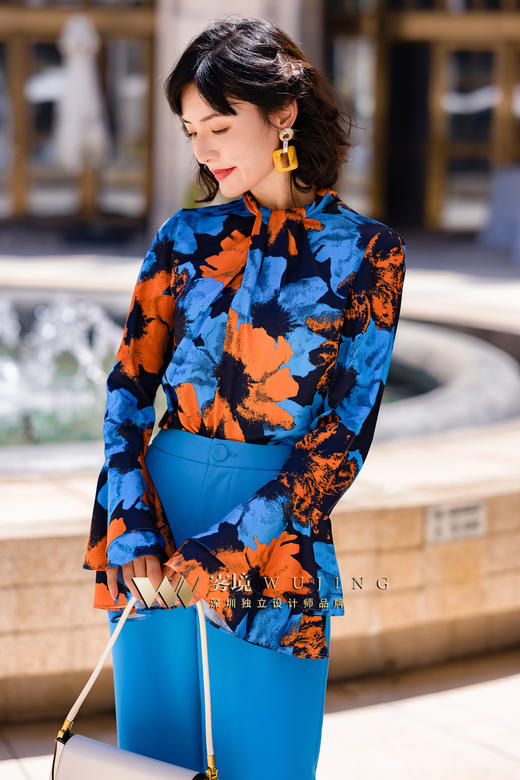 2202144 魅橘蓝影 超密亲肤柔光缎上衣 雾境 商品图1