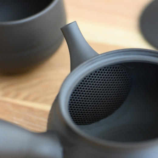 【特惠6折】日本进口常滑烧急须壶 陶仙手作黑泥雕纹一壶二杯侧把泡茶壶套装 商品图4