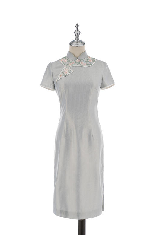 荷言HEYEN 苏园六纪【明星同款】淡蓝色珠光缎+花朵绣花手工旗袍 商品图3