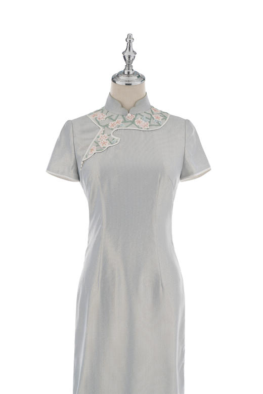 荷言HEYEN 苏园六纪【明星同款】淡蓝色珠光缎+花朵绣花手工旗袍 商品图4