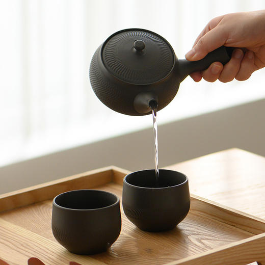 【特惠6折】日本进口常滑烧急须壶 陶仙手作黑泥雕纹一壶二杯侧把泡茶壶套装 商品图5