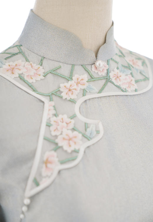 荷言HEYEN 苏园六纪【明星同款】淡蓝色珠光缎+花朵绣花手工旗袍 商品图6