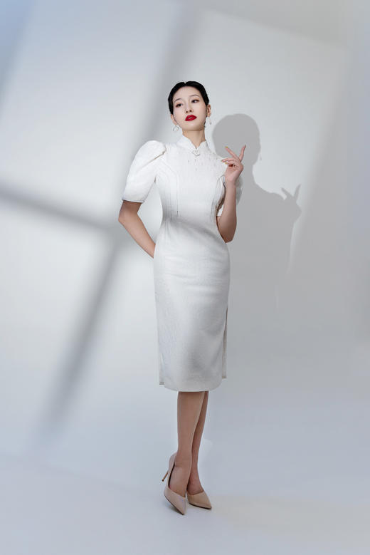 荷言HEYEN 作芳尘 【明星同款】 白色真丝提花冠乐绉面料+时尚泡泡袖+手工如意盘扣+花瓣设计领口+搭配施华洛世奇烫钻 商品图11