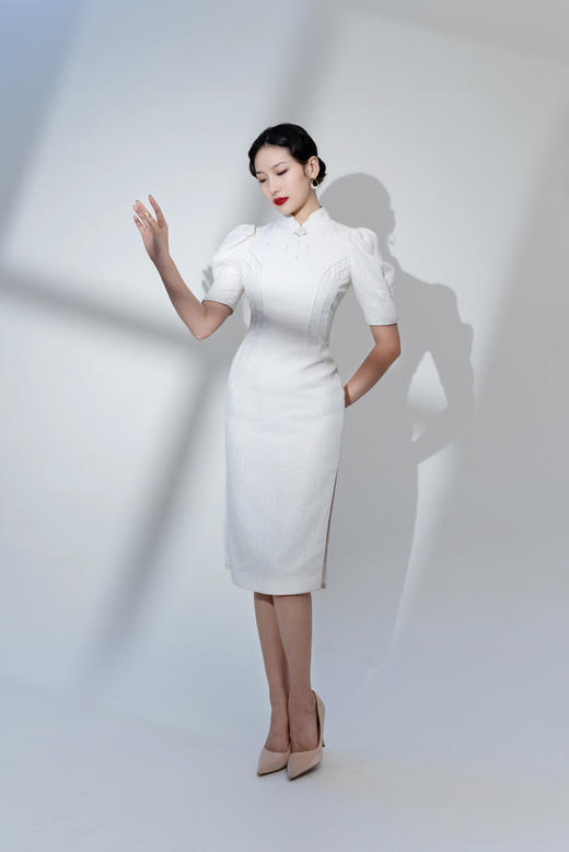 荷言HEYEN 作芳尘 【明星同款】 白色真丝提花冠乐绉面料+时尚泡泡袖+手工如意盘扣+花瓣设计领口+搭配施华洛世奇烫钻 商品图10