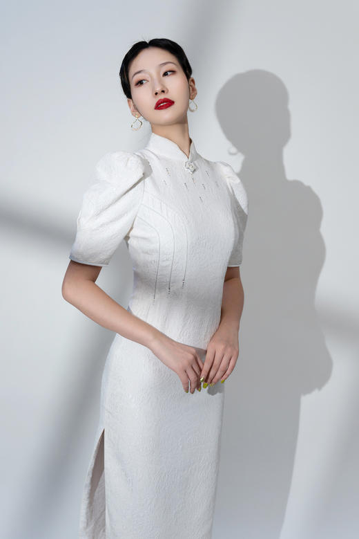 荷言HEYEN 作芳尘 【明星同款】 白色真丝提花冠乐绉面料+时尚泡泡袖+手工如意盘扣+花瓣设计领口+搭配施华洛世奇烫钻 商品图12