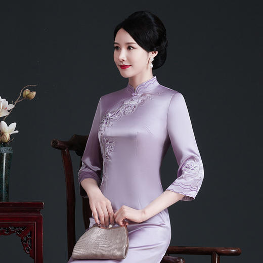 紫色醋酸缎刺绣日常修身改良版旗袍妈妈装BLH2297 商品图2