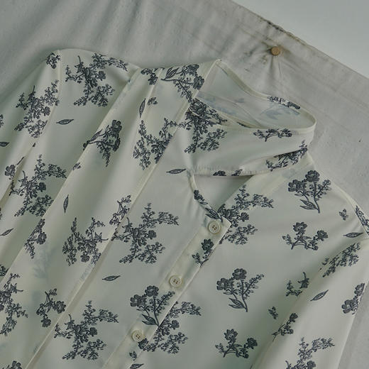 VIVIAN LIU D2253001 初秋女装新款印花飘带宽松舒适长袖衬衫 商品图2