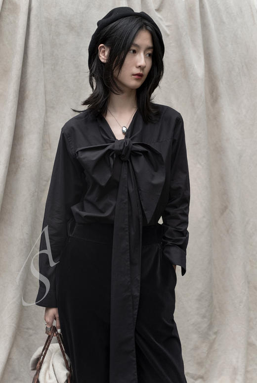 Margaret Howell  黑色匹染飘带薄棉衬衫 商品图0